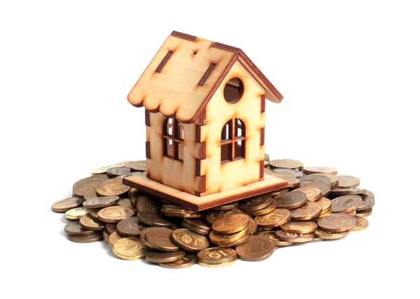 Hromada Kovových Mincí Dřevěný Dům Jako Symbol Hypotečního Úvěrování — Stock fotografie