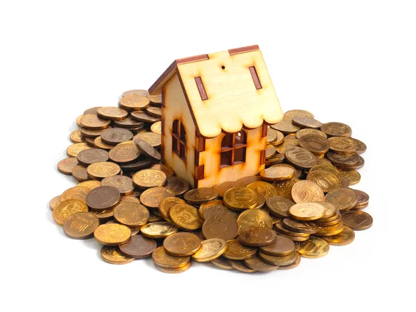 Hromada Kovových Mincí Dřevěný Dům Jako Symbol Hypotečního Úvěrování — Stock fotografie