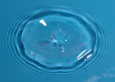 Düşen sıvı, su damlasının yüzeyine çarptığında desenler yaratır.