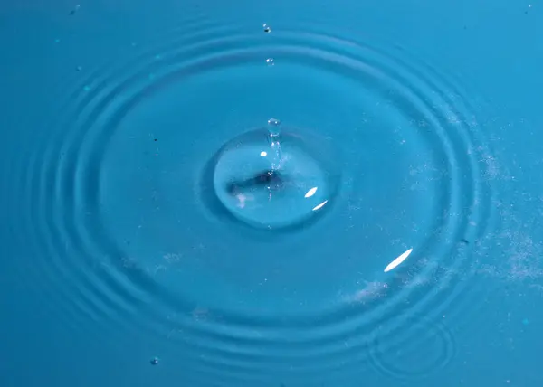 Падающая Жидкость Создает Узоры Попадании Поверхность Капли Воды — стоковое фото
