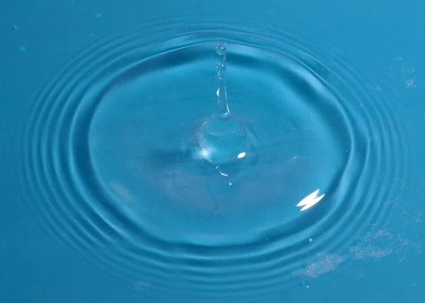 Falling Liquid Creates Patterns Hitting Surface Water Drop — Stock Photo, Image