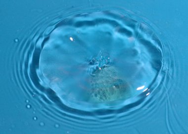 Kirli sıvının yüzeyine bir damla su düşmesi tuhaf desenler yaratıyor.