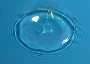 Kirli sıvının yüzeyine bir damla su düşmesi tuhaf desenler yaratıyor.