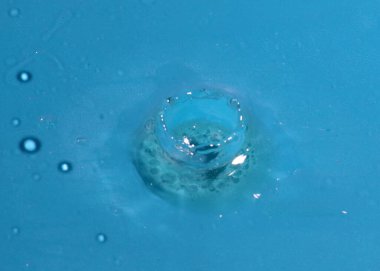 Kirli sıvının yüzeyine bir damla su düşmesi tuhaf desenler yaratıyor.