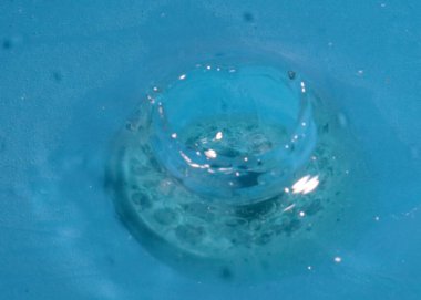 Kirli sıvının yüzeyine bir damla su düşmesi tuhaf desenler yaratıyor.