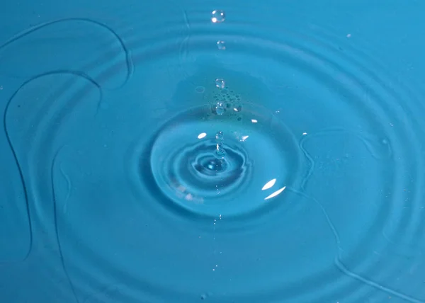 Uma Gota Água Cai Sobre Superfície Líquido Sujo Criando Padrões — Fotografia de Stock