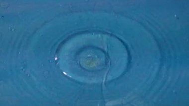Sıvının yüzeyine düştüğü zaman bir damla temiz su çok güzel desenler oluşturur.