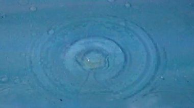 Sıvının yüzeyine düştüğü zaman bir damla temiz su çok güzel desenler oluşturur.