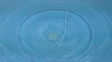 Sıvının yüzeyine düştüğü zaman bir damla temiz su çok güzel desenler oluşturur.