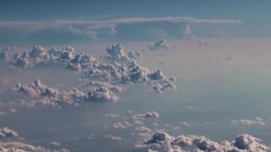 Bulutların üzerinde uçarken mavi güneşli gökyüzü manzarası