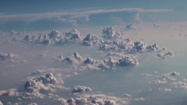 Bulutların üzerinde uçarken mavi güneşli gökyüzü manzarası