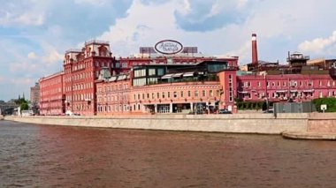 Moskova Rusya 'daki setin üzerindeki Red October fabrikasının üretim binalarının manzarası