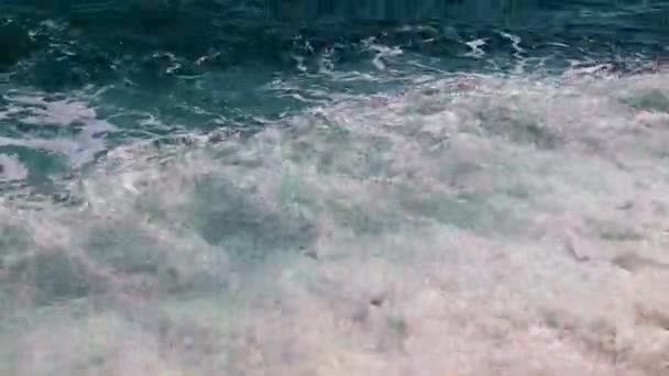 海浪落在美丽海滩的石头上 — 图库视频影像