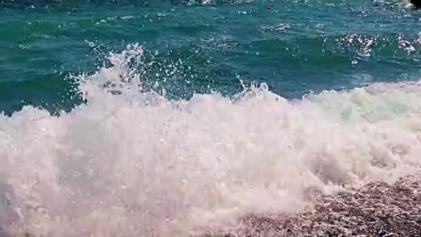 Mořské Vlny Padají Kameny Krásné Pláže — Stock video