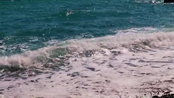 Mořské Vlny Padají Kameny Krásné Pláže — Stock video