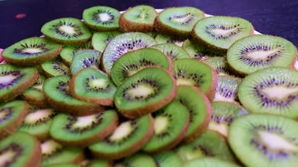 Deser Przygotowywane Plasterki Dojrzałych Owoców Kiwi Tropikalnych — Wideo stockowe