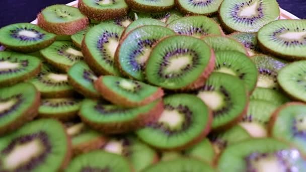 Skivor Mogna Tropiska Kiwifrukter Tillagas Till Dessert — Stockvideo