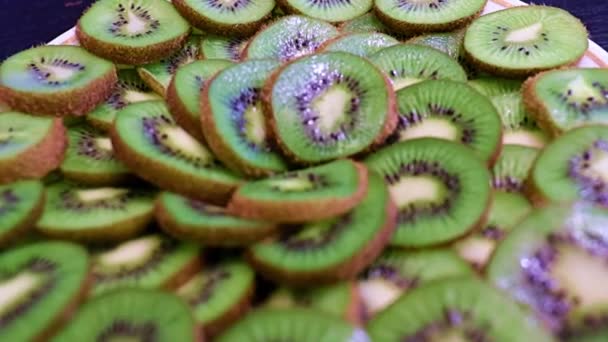 Scheiben Reifer Tropischer Kiwi Früchte Werden Zum Dessert Zubereitet — Stockvideo
