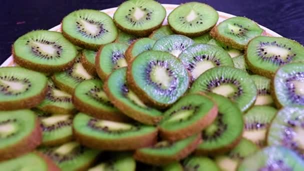 Scheiben Reifer Tropischer Kiwi Früchte Werden Zum Dessert Zubereitet — Stockvideo
