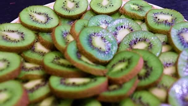 Schijfjes Rijp Tropisch Kiwi Fruit Worden Bereid Als Dessert — Stockvideo