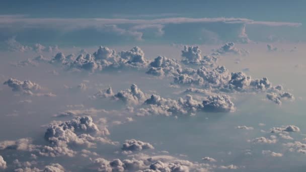 Vista Del Cielo Azul Soleado Cuando Vuela Avión Sobre Las — Vídeos de Stock