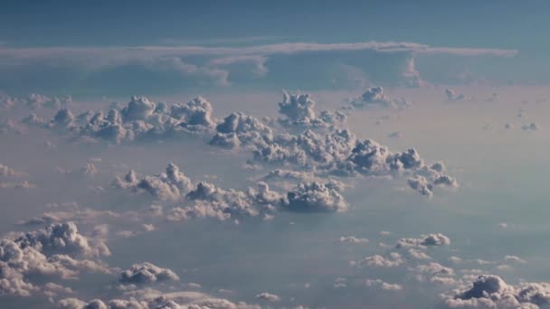 Blick Den Blauen Sonnigen Himmel Flugzeug Über Den Wolken — Stockvideo