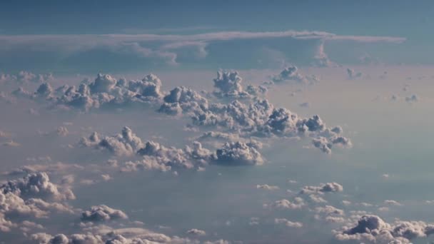 Blick Den Blauen Sonnigen Himmel Flugzeug Über Den Wolken — Stockvideo