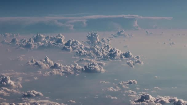 雲の上の飛行機に乗るときの青い晴れ空の眺め — ストック動画