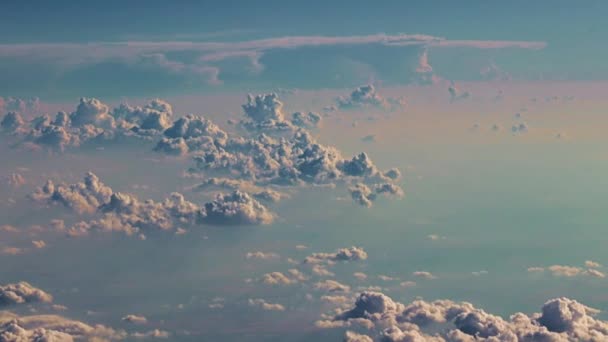 Widok Błękitne Słoneczne Niebo Podczas Lotu Płaszczyźnie Nad Chmurami — Wideo stockowe