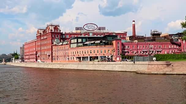 Vista Degli Edifici Produzione Della Fabbrica Ottobre Rosso Sul Terrapieno — Video Stock