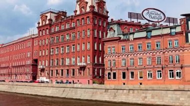 Moskova Rusya 'daki setin üzerindeki Red October fabrikasının üretim binalarının manzarası