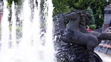 Moskova Rusya 'daki Okhotny Ryad Parkı' nın çeşmesinde atlarla heykel kompozisyonu