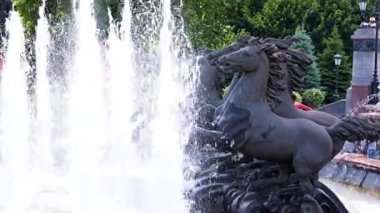 Moskova Rusya 'daki Okhotny Ryad Parkı' nın çeşmesinde atlarla heykel kompozisyonu