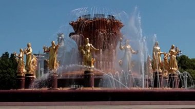 Moskova Rusya 'daki VDNKh Parkı' ndaki Druzhba Narodov çeşmesinin temiz sularındaki altın heykeller.