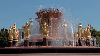 Moskova Rusya 'daki VDNKh Parkı' ndaki Druzhba Narodov çeşmesinin temiz sularındaki altın heykeller.