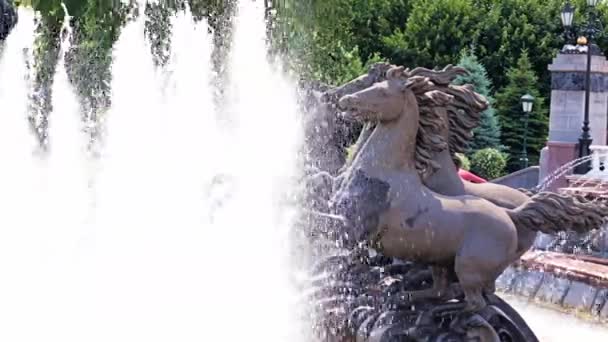 Skulpturenkomposition Mit Pferden Brunnen Des Okhotny Ryad Parks Moskau Russland — Stockvideo