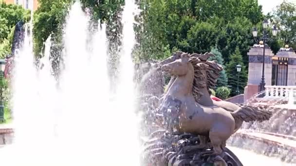 Skulpturenkomposition Mit Pferden Brunnen Des Okhotny Ryad Parks Moskau Russland — Stockvideo
