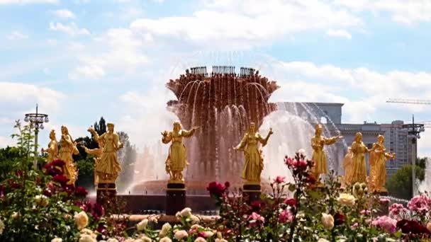 Getti Acqua Puliti Della Fontana Druzhba Narodov Nel Parco Della — Video Stock