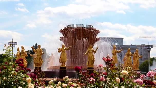 Getti Acqua Puliti Della Fontana Druzhba Narodov Nel Parco Della — Video Stock