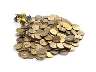 Bir traktör yükleyicisinin plastik modeli ve birkaç Rus sikkesi.