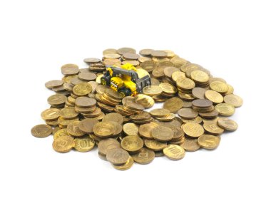 Bir traktör yükleyicisinin plastik modeli ve birkaç Rus sikkesi.