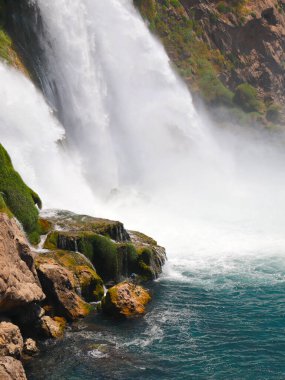 Türkiye 'nin Antalya kentindeki Lara yerleşim bölgesindeki Yukarı Duden şelalesinin temiz su dereleri