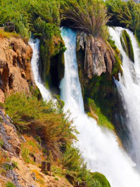 Türkiye 'nin Antalya kentindeki Lara yerleşim bölgesindeki Yukarı Duden şelalesinin temiz su dereleri