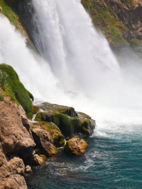 Türkiye 'nin Antalya kentindeki Lara yerleşim bölgesindeki Yukarı Duden şelalesinin temiz su dereleri