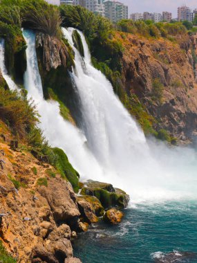 Türkiye 'nin Antalya kentindeki Lara yerleşim bölgesindeki Yukarı Duden şelalesinin temiz su dereleri