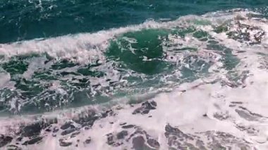 Dalgalar kumlu bir sahilde, eğlence ve eğlence için.