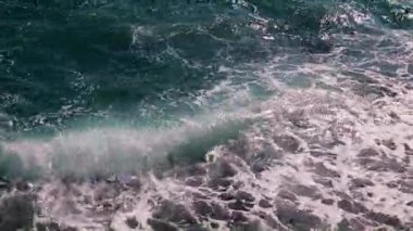 Dalgalar kumlu bir sahilde, eğlence ve eğlence için.