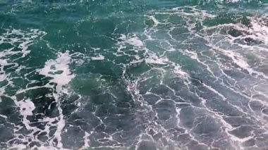 Dalgalar kumlu bir sahilde, eğlence ve eğlence için.