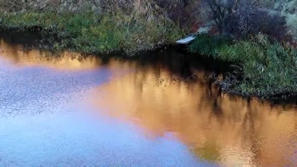 Ruhiges Wasser Und Ein Flusshang Der Landschaft — Stockvideo