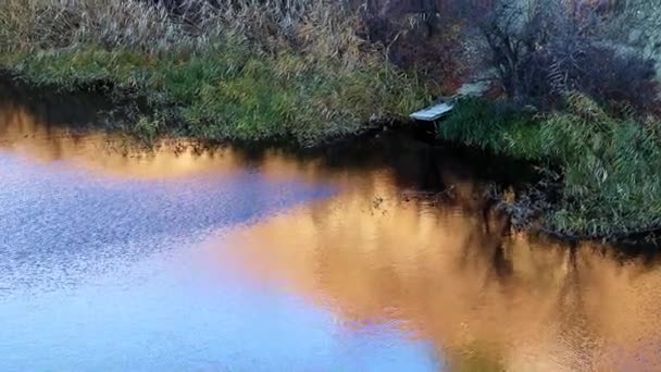 Sakin Kırsal Kesimde Bir Nehir Yamacı — Stok video